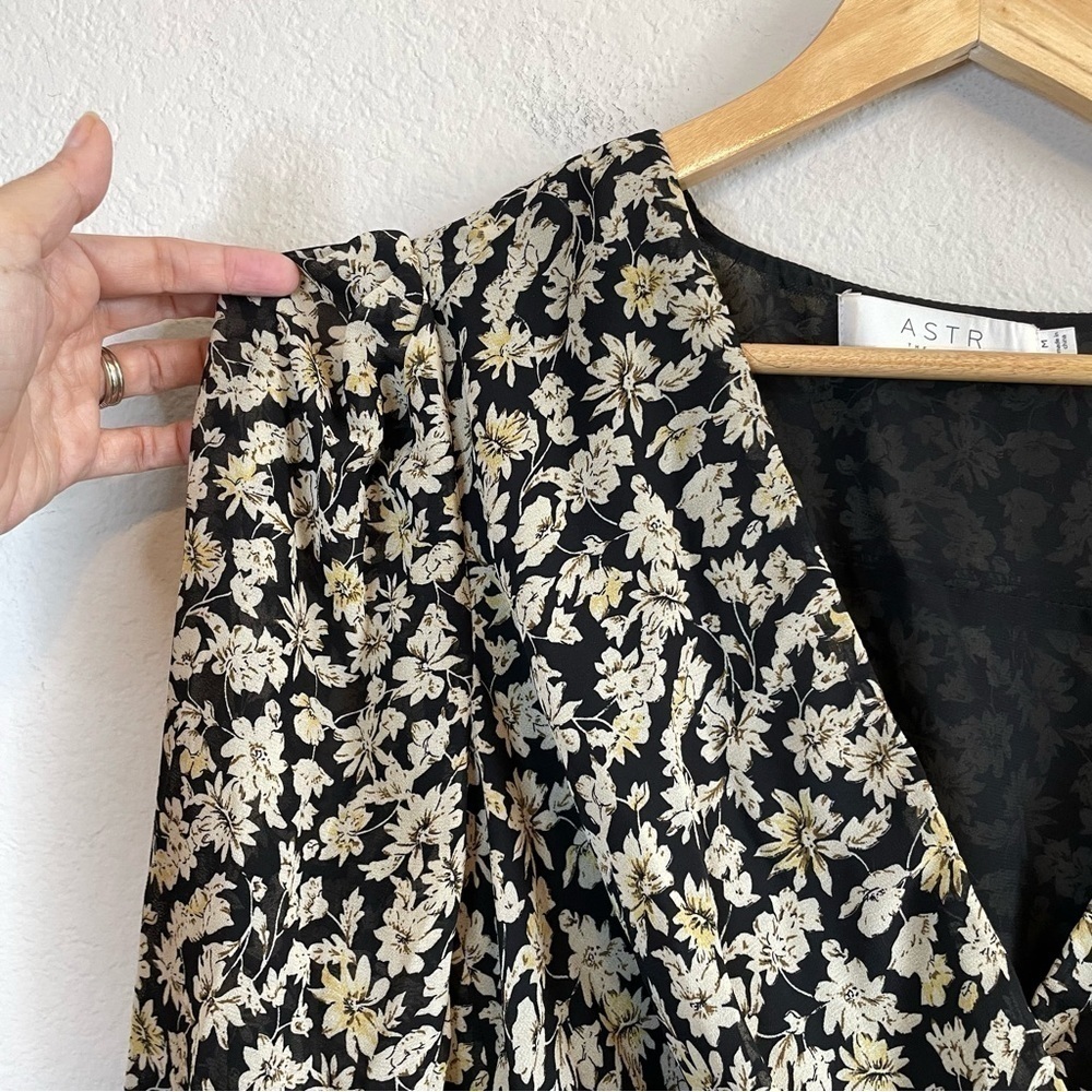ASTR Black Floral Wrap Front Black Yellow Floral Long Sleeve Top Blouse Size Med - Picture 3 of 10